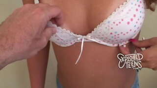 19-aastane kuum teen fucks ja saab suu täis cum