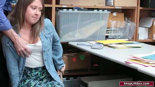 ���ਾਲੇ ਬਾਲਾਂ ਵਾਲੀ ਗੋਰੀ ਕੁੜੀ ਨੂੰ ਫੜਿਆ ਗਿਆ ਹੈ, shoplifting ਅਤੇ ਅਧਿਕਾਰੀ ਨੂੰ ਸਜ਼ਾ ਹੈ, ਉਸ ਨੂੰ.ਉਸ ਨੇ gropes ਉਸ ਦੇ ਛੋਟੇ ਚੂਚੇ ਅਤੇ ਟੂਣਾ ਉਸ ਨੇ ਉਸ ਨੂੰ ਦੇਣ ਲਈ ਇੱਕ ਬ. ਜ..ਫਿਰ ਉਸ ਨੇ bangs ਉਸ ਚੂਤ