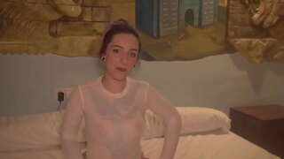 ���ේගා හා ඇගේ අත්දැකීම් සමග විශාල හා කළු කුකුළා