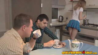 Возбужденная mali teen рогоносит svog muža