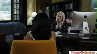 Avi ਪਿਆਰ ਹੁਣੇ ਹੀ ਵਾਚ Kenzie ਟੇਲਰ ਨੂੰ ਮਾਣਦਾ ਹੈ ਚੱਟਦੇ ਉਸ ਚੂਤ