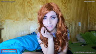 Dekle, ki dobi navdušena, pred zaslon