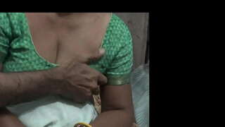 Βήμα μαμά με την καυλωμένη γιος μοιραστείτε μονό κρεβάτι