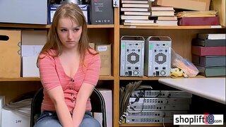 ǃ�的年轻女孩的小偷搞砸过一个腐败警察