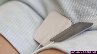 ���ੁਤੇਲੀ ਮਾਂ ਅਤੇ ਉਸ ਦੇ tighty ਕੁੜੀ ਇਕ-ਦੂਜੇ ਨੂੰ ਸੰਤੁਸ਼ਟ