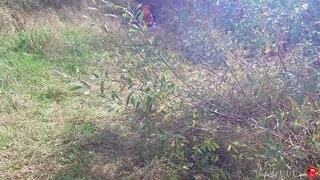 ���นแปลกหน้ากัเป็นแคทวูแมนหยู่ในปากหลังจาก Meditating ในป่า