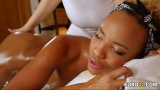 Массаж с моей лесбийской массажисткой лучше с маслом