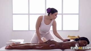 Го сакам мојот лезбејка масер огромни гради