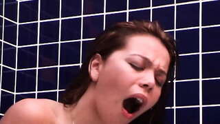 En la Bañera, Ella le Pidió Pincha en la Bota!!!